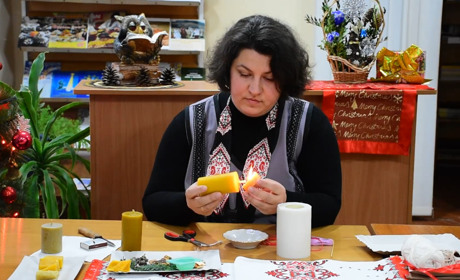 Дива дивнії творить Олеся Токарь – відома на Чортківщині майстриня, любителька-бджолярка