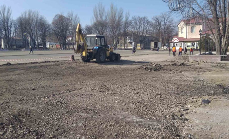 У волноваському центральному сквері продовжують демонтувати старий асфальт: фотофакт