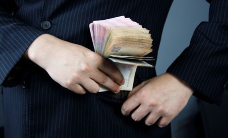 У Ржищеві викрили жінку, яка привласнила понад 100 тис. грн, підроблюючи підписи позичальників