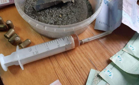 7 кілограмів канабісу, ацетильований опій та закладки: лозівські правоохоронці викрили наркоточки 