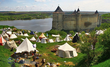 Весільні раки, борщ із виноградом. Які фестивалі можна зробити у вашому селі