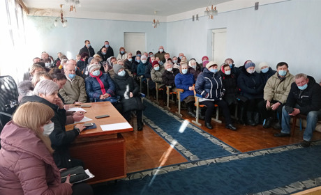 Рафалівчани зібралися в селищній раді, щоб почути про долю відділення лікарні. Про що домовилися?