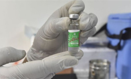 В Україну прибула перша партія вакцини від COVID-19. Чи безпечна вона і хто її ще використовує?