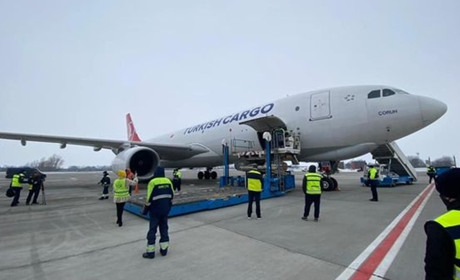 До України прибув вантажний літак з вакциною