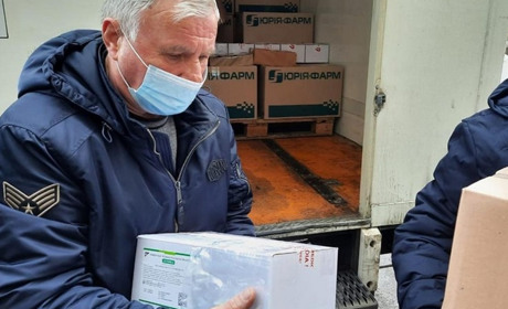На Вінниччину привезли першу партію вакцин і вже вакцинували першу людину 
