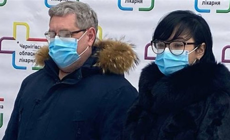 Першим на Чернігівщині від COVID-19 вакцинували завідувача відділення обласної лікарні