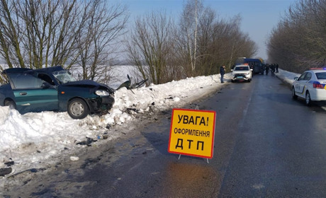 На автошляху між Сновськом і Березною маршрутка зіштовхнулася з «Ланосом». Є постраждалі