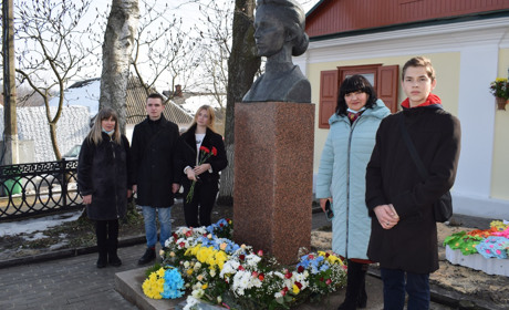 Покладання квітів та святковий концерт: як у Новограді відзначали 150-річчя Лесі Українки