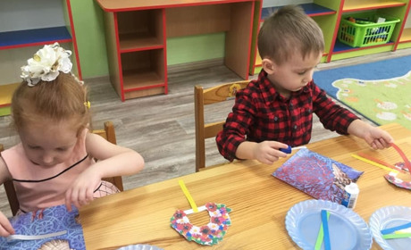 Як в дитсадку "Барвінок" діти навчилися робити віночки із паперу