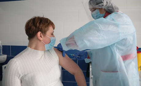 На Луганщині перші щеплення від COVID-19 зробили медичним працівникам