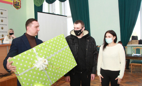 Сьома чергова сесія у Ніжині розпочалася з подарунку багатодітній родині  