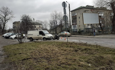 На вулиці Грушевського мотоцикліст врізався у припаркований бус