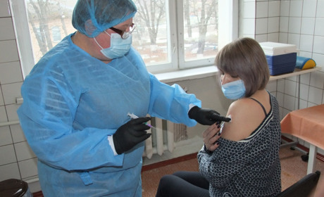 На Кагарличчині першою вакцинувалася від COVID-19 лікар-інфекціоніст Людмила Дзененко