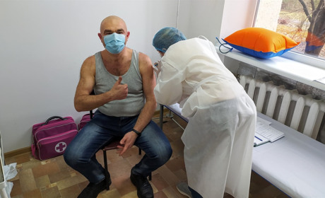 Вакцинація: розпочали з медиків, а всі бажаючі можуть записатися в чергу на щеплення проти COVID-19