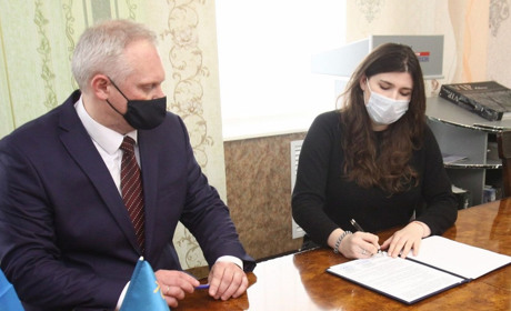 Голова Чернігівської ОДА Анна Коваленко підписала меморандум про співпрацю з фабрикою шпалер