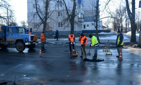 Холодний асфальт і сприятливі погодні умови: у Золотоноші стартувало весняне пломбування доріг