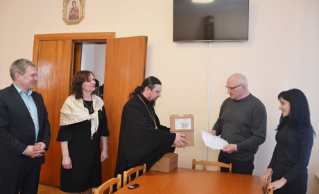 Благодійна акція від духовенства: золотоніські лікувальні заклади отримали протизастудні препарати