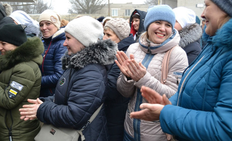 У "Волноваському хлібозаводі" до 8 березня жінкам дарували квіти: фото