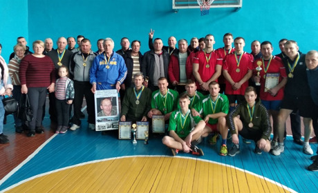 Волейбольний турнір пам’яті Олексія Камінькова: шість команд ветеранів і молоді змагалися за кубок