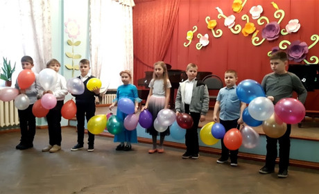 У школі мистецтв у Волновасі відбувся концерт присвячений Міжнародному жіночому дню: відео