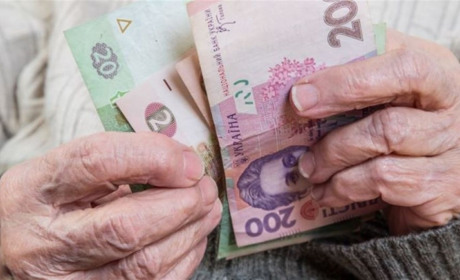 Гроші витратила на алкоголь та продукти: у Новоград-Волинському районі обікрали пенсіонерку