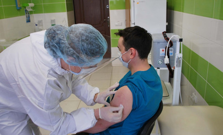 «В умовах пандемії щеплення вкрай необхідне»: золотоніські медики вакцинувалися від коронавірусу