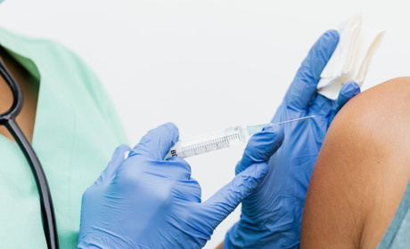 Чому южноукраїці не щеплюються проти COVID-19? Вакцина неякісна чи її немає? Розбираємося