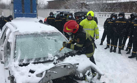 Рятувальники вдосконалювали знання для роботи із новим спеціальним аварійно-рятувальним обладнанням