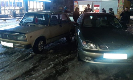 Розбив дзеркало у піцерії, наїхав на припарковані автівки: поліцейські вгамовували п`яного нетішинця