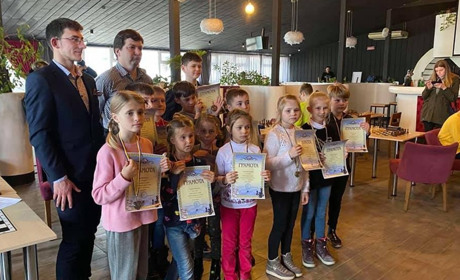 Благодійний шаховий турнір на допомогу хворої вчительки відбувся в Южному