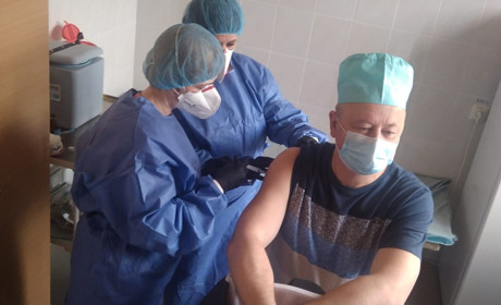 Першим у Калуші вакцинувався Ярослав Кінаш, медичний директор зі стаціонарної роботи Калуської ЦРЛ