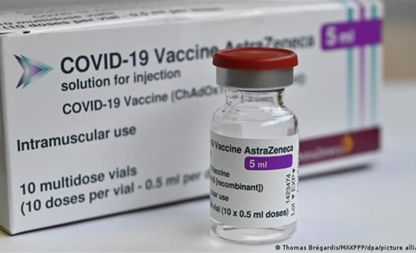 Несколько стран временно приостановили вакцинацию препаратом AstraZeneca: каковы причины
