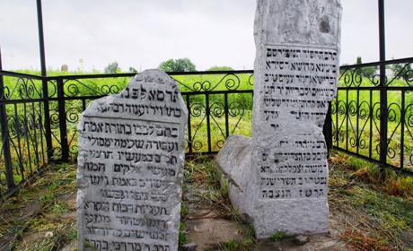 Хто похований на старому єврейському кладовищі та що відомо про померлих