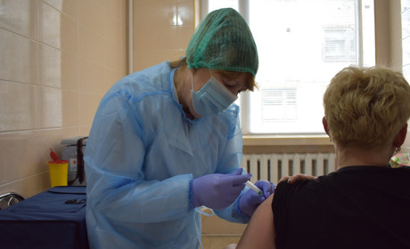 Відповідаємо на запитання про вакцинацію від COVID-19: яким препаратом і кого щеплюють