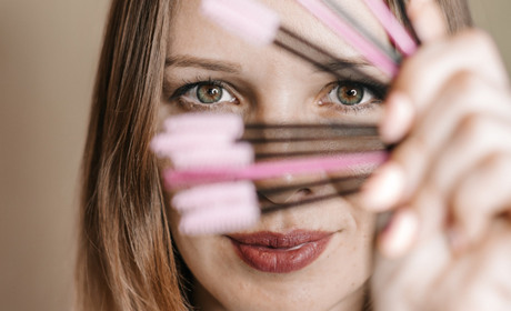 Штучні брови та вії: модна процедура чи практичне рішення? З'ясовуємо разом з Катериною Колесник