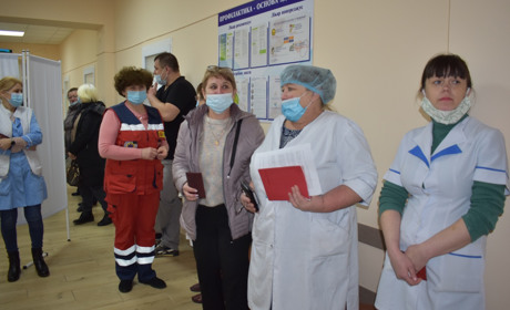 Початок щеплення від COVID-19 у Нижніх Сірогозах: першими вакцинували медиків (фото)