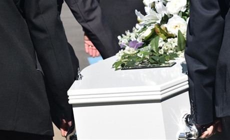 Закриті труни, обмаль людей, відспівування: яким є похорон померлих від коронавірусу на Гадяччині