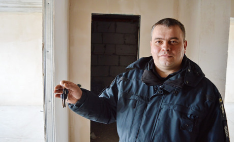 Ключі від квартири отримав поліцейський з Корюківки Олександр Дюба