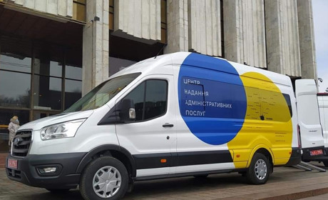 Фото дня: Лозівська громада отримала ЦНАП на колесах