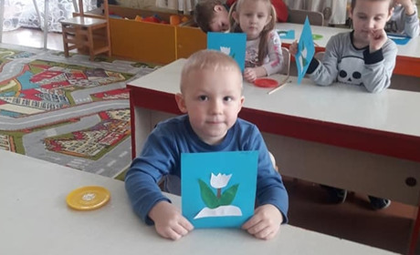 В дитсадку "Теремок" діти виготовили із паперу підсніжники