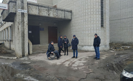 Амбулатории №2 нужен пандус, а прилегающей территории благоустройство