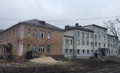 Фото дня: у Близнюках ремонтують центральну районну лікарню