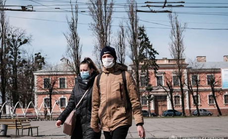 У «червоних» зонах карантину заборонили ходити без масок парками, вулицями та майданчиками