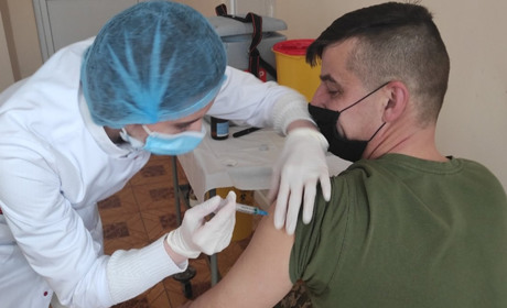 Майже 100 рахів'ян вакцинувалося. Останні новини про щеплення від COVID-19 на Рахівщині