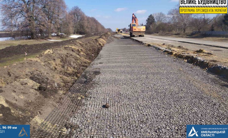 «Велике будівництво»: на Старокостянтинівщині ремонтують відрізок дороги Житомир -Чернівці