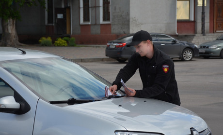 «Доведіть, що у мене була зупинка»: як інспектори паркування штрафують порушників у Золотоноші