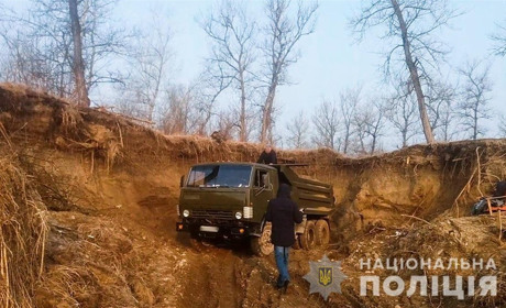 Житель Кіцманя вантажив гравій у КАМАЗ поблизу села Бурдей. Його викрила поліція