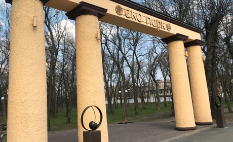 В экопарке начали строить детскую площадку, на очереди спортивный уголок