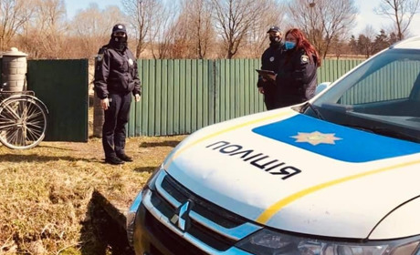 На Калущині жінка залишила немовля на сходах у сусідки. Дитина померла