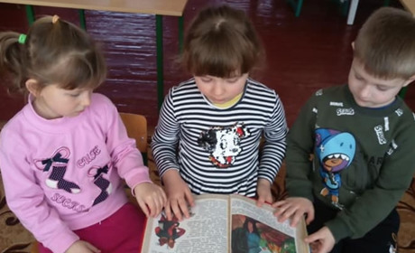 Привільські дошкільнята роблять закладки для книг і розігрують казки за ролями